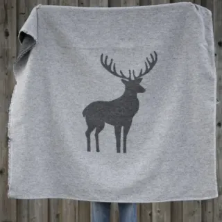 Luca pledd "Centered deer" Grey, str 140x200