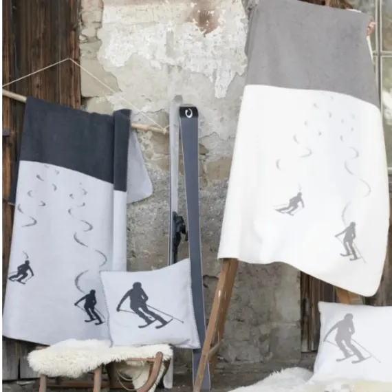 Design 0214, kommer i 2 farger: Smoke/beige og lys grå/charcoal