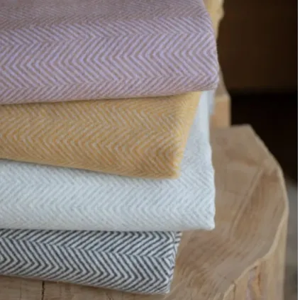 Design 4637 kommer i 4 farger: Offhvit, brun, lys lilla og gul