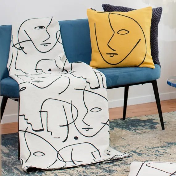 Design 8055, kommer i 2 farger: Offwhite og gold