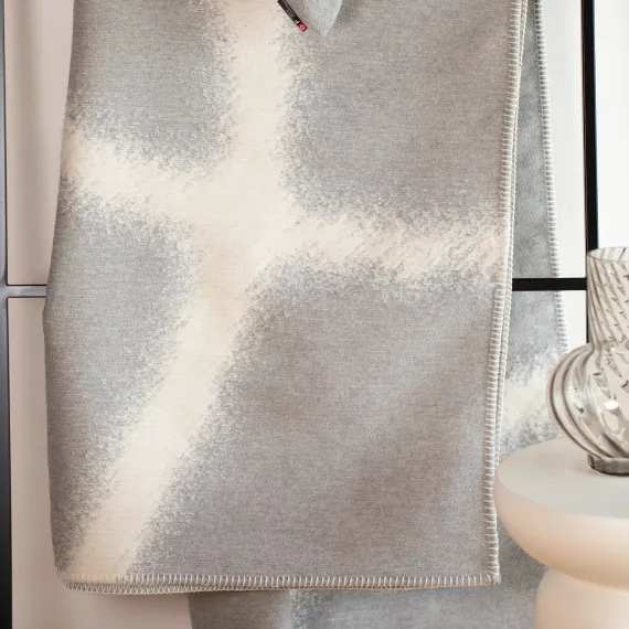 Design 1731, Kommer i to farger: Smoke og kongeblå