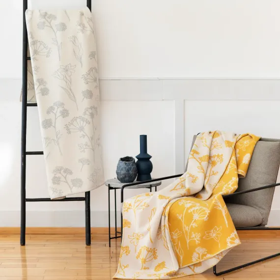 Design 3852, kommer i to farger: grå og mustard
