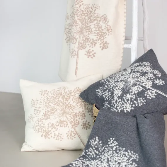 Design 3817, kommer i to farger: Offwhite og grå