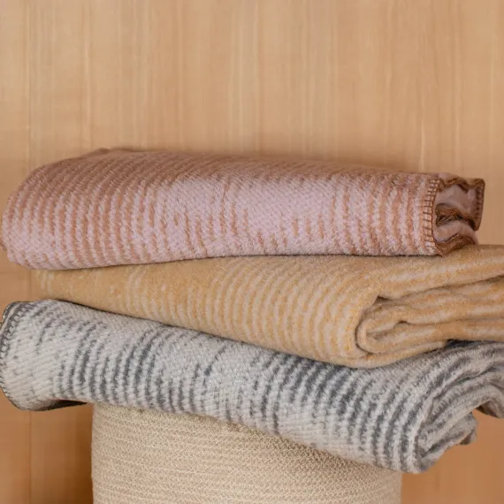 Design 2245, kommer i 3 farger: gold, grey og light purple