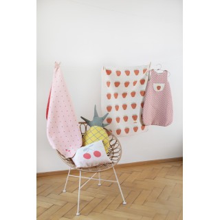 Juwel pledd "strawberries allover" 70x90